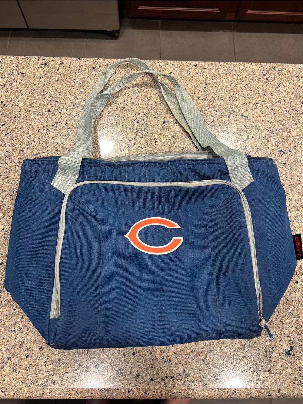 Chicago Bears Navy soft shell cooler Bag with Light Gray Straps z21